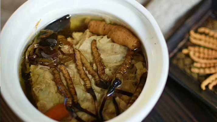 鮮香滋補(bǔ)！鮮冬蟲夏草燉雞湯的美味做法
